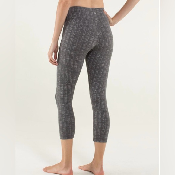 lululemon athletica Pants - Lululemon Grey Wunder Under Crop Sz(6)